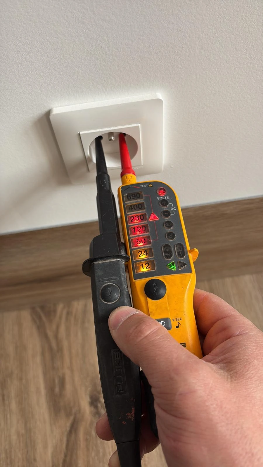 Contrôle de tension sur une prise au testeur électrique Fluke