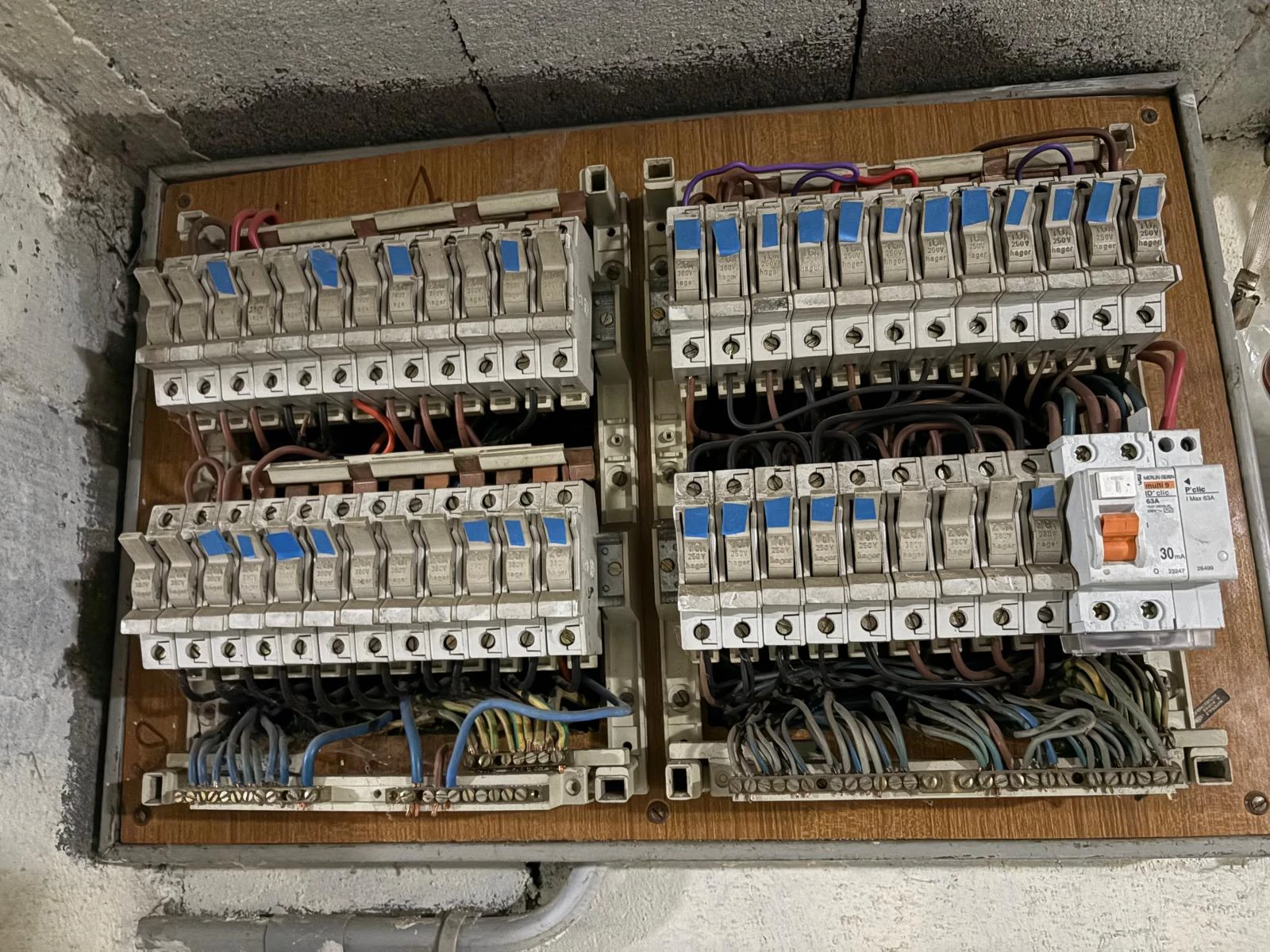Tableau électrique ancien à fusibles, constaté lors d'un diagnostic avant mise en sécurité