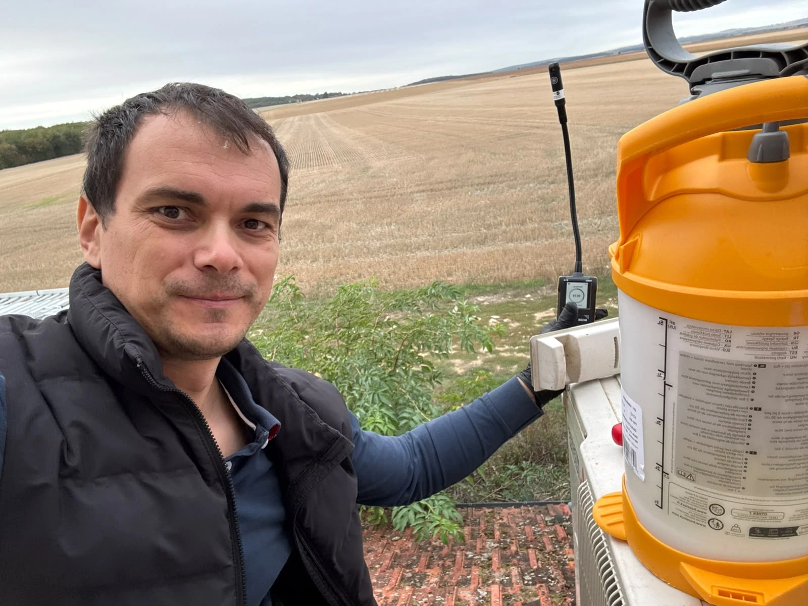 Alexandru Farcaș, fondateur de Farcas Tech, sur le toit lors d'un entretien de climatisation