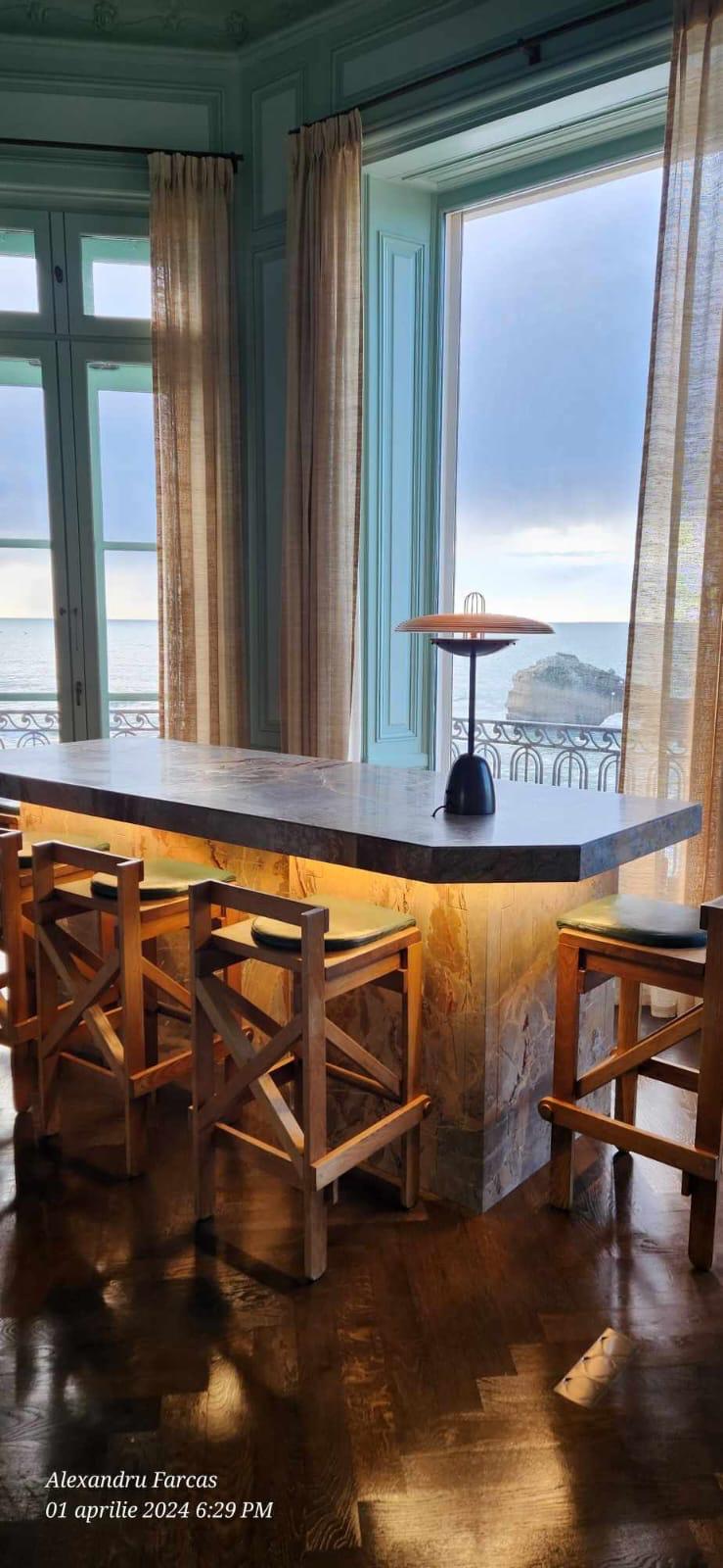 Bar en marbre rétroéclairé face à l'océan, Villa Begoña à Biarritz