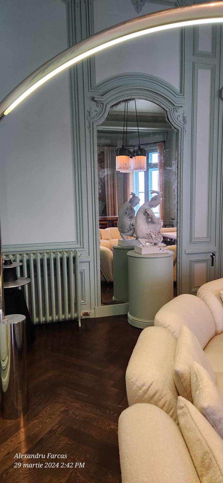 Miroir encadré de moulures et radiateur en fonte, Villa Begoña à Biarritz
