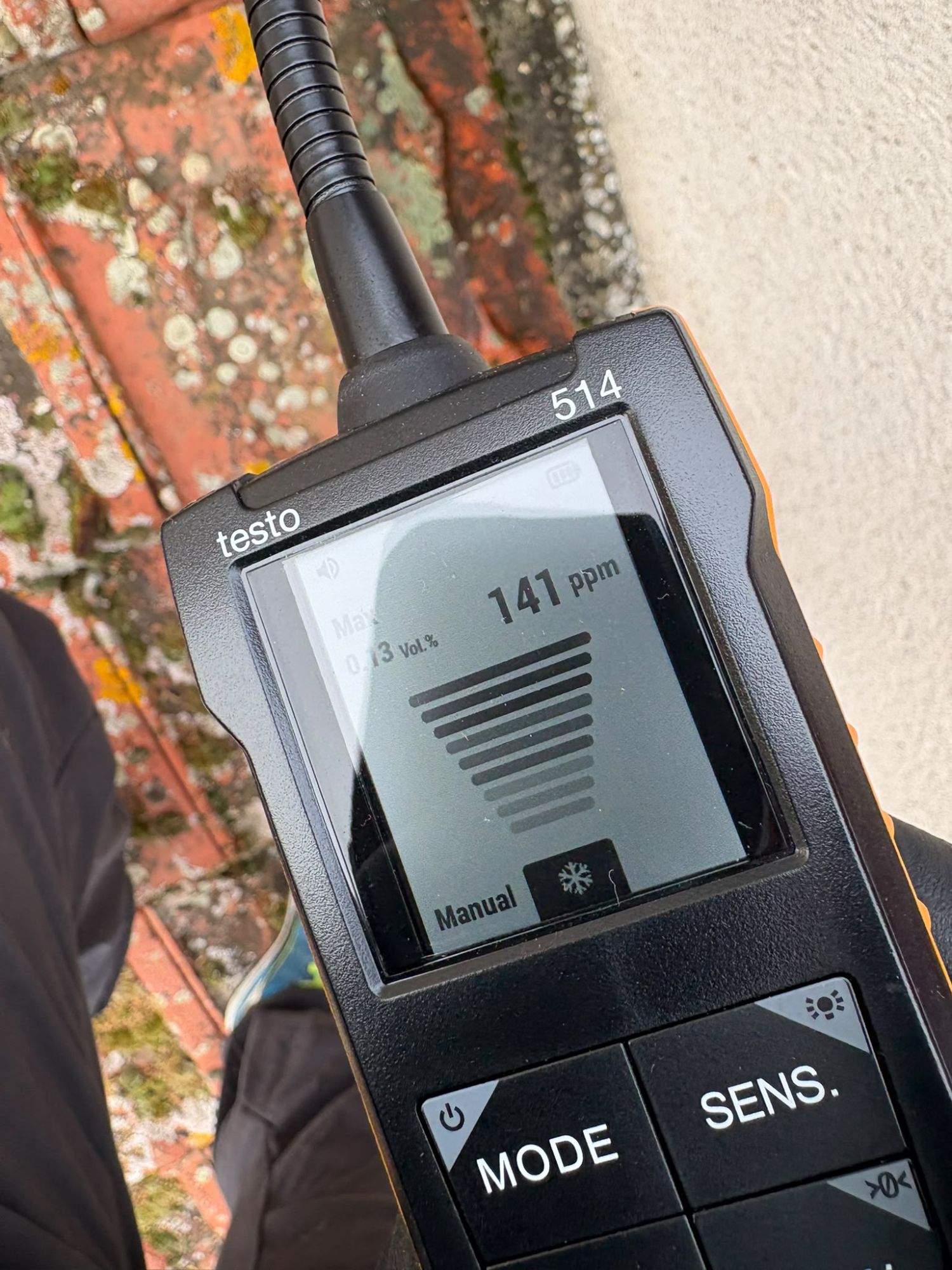 Détecteur de fuites électronique Testo sur une climatisation