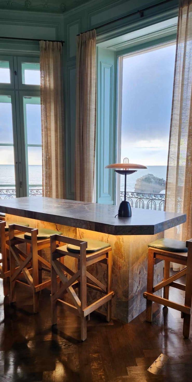 Bar en marbre rétroéclairé face à l'océan, Villa Begoña, Biarritz