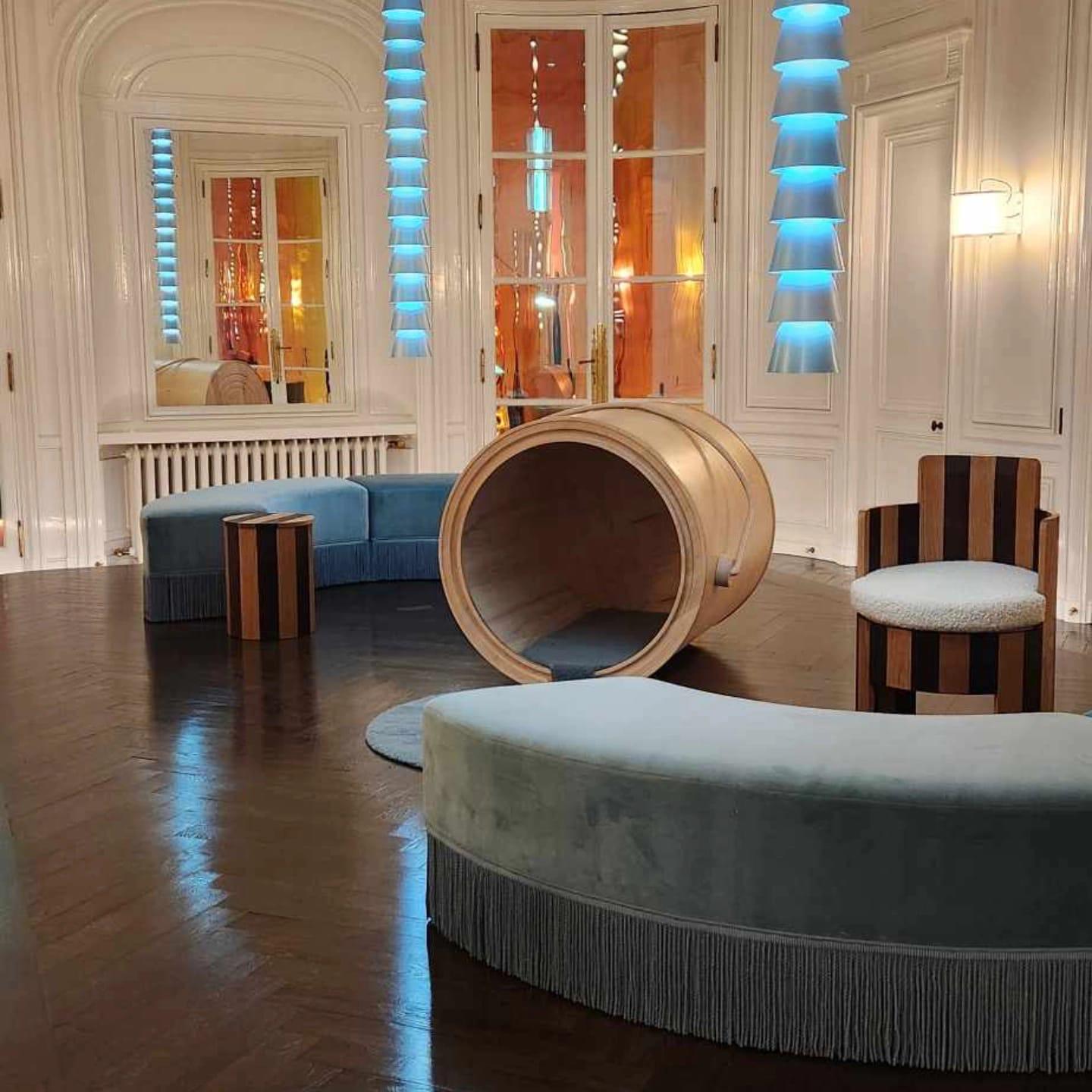 Salon de la Villa Begoña : suspensions lumineuses et ambiances pilotées