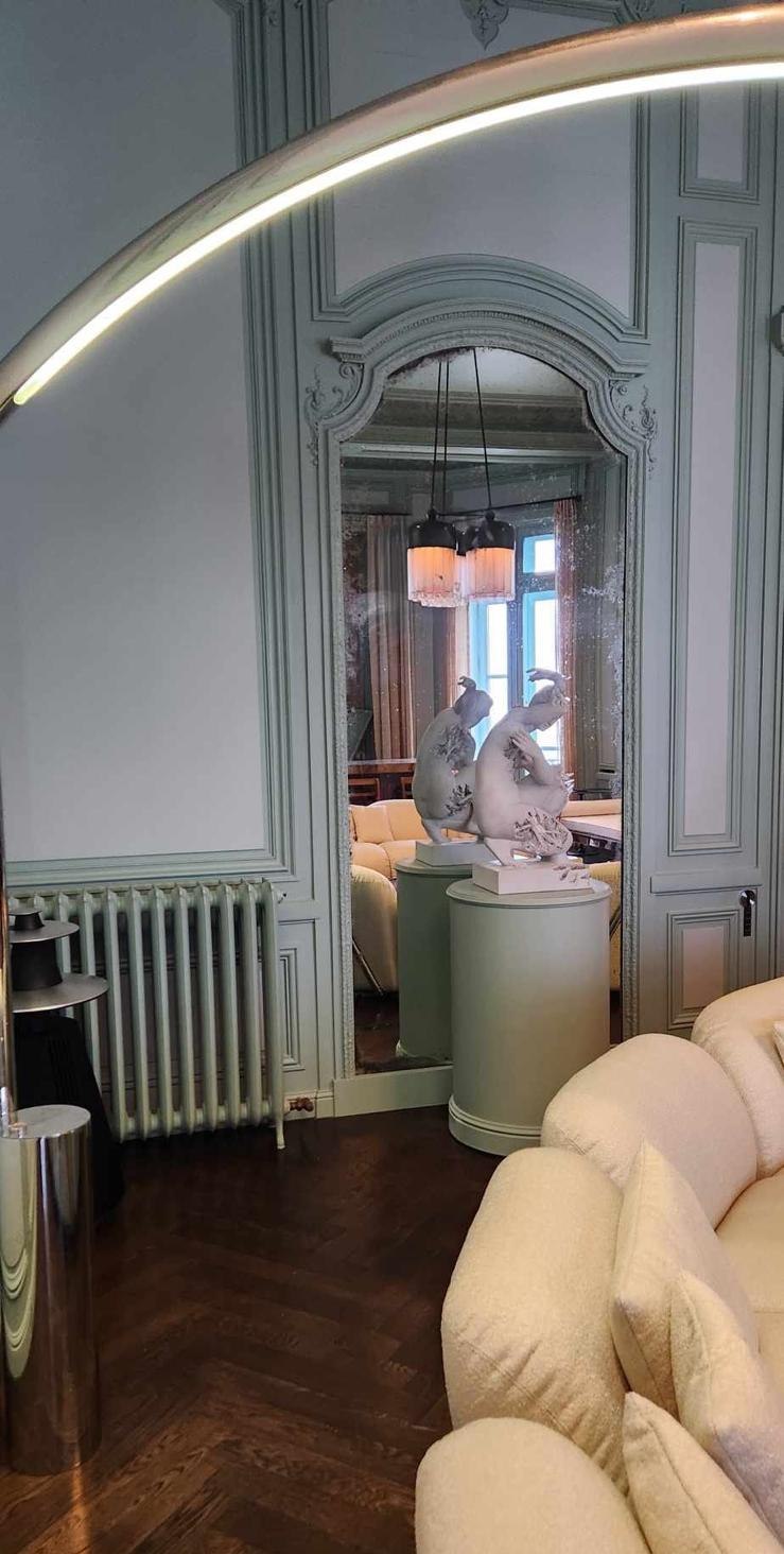 Salon de la Villa Begoña à Biarritz : arc lumineux, boiseries et miroir ancien