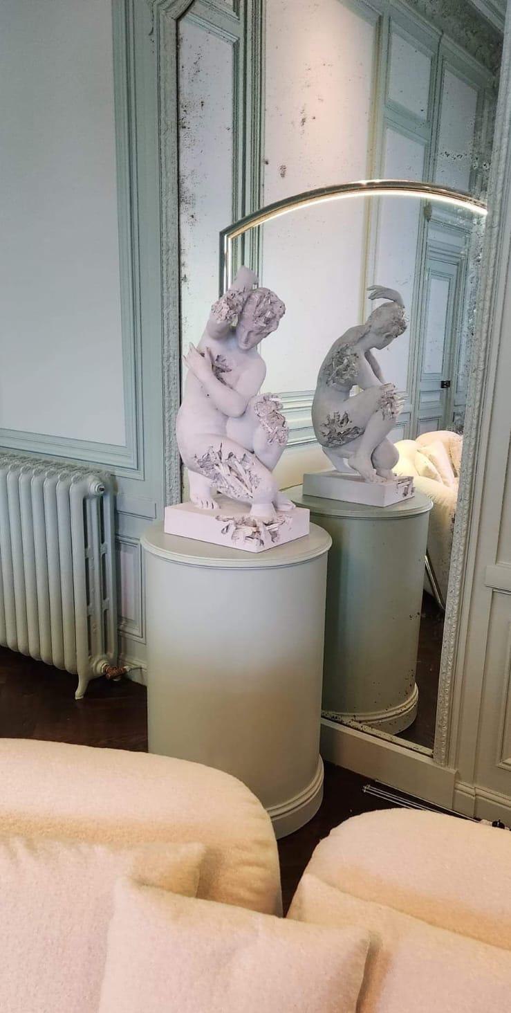 Sculpture et miroir ancien, Villa Begoña
